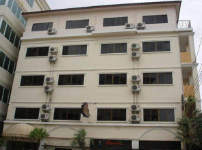 Royal Q&D Suites Hotel