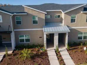 TH 4Br Walking Distance to Club