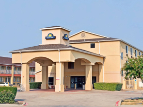 Days Inn by Wyndham Dallas Garland West