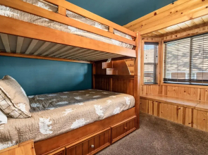 3 Cubs Lakefront - Stunning Lakeside Home With Hot Tub, Foosball, And Lake View! 3 Bedroom Home