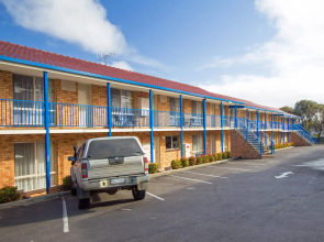 Blue Whale Motor Inn & Apartments