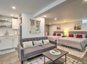 Ski & Hike: Cozy Dtwn Reno Studio w/ Fireplace