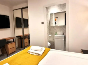 Spacious 6 Bedroom House, 4 Bathrooms, Central, 2 Parking Spaces