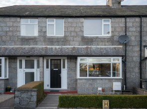Large-2 Bed House-free Parking