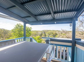 The Blue House - 100M TO BEACH, PET FRIENDLY, BIG HOUSE, SLEEPS 8