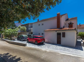 2Sis Apartments