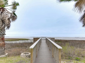 Walk to Beach: Bayfront Gilchrist Getaway!