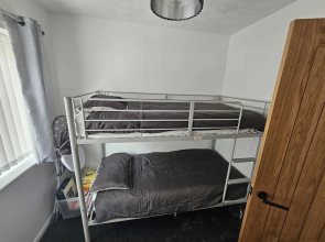 3-beds, Sleeps 6 Walking Distance to Castle & Town