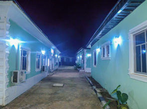 Four Crowns Serviced Apartment