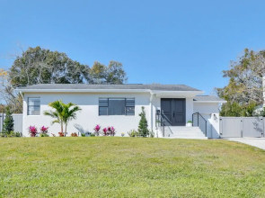 Lakeland Retreat: Private Heated Pool & Yard Games