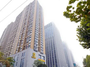 Super 8 Hotel (Hefei 1912 Xinhua International Plaza)