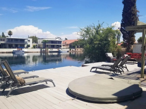 Sun Deck, Hot Tub & Kayak: Lakefront Tempe House