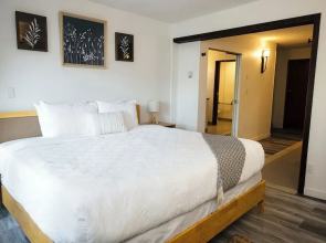 Tofino Oceanfront Hotel Suite 3