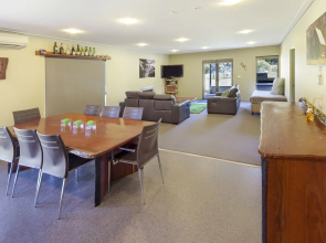 Kickenback Chalet - Contemporary chalet in the heart of Crackenback