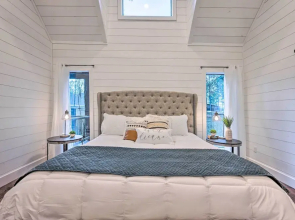 Modern Cabin w/ Hot Tub: 1 Mi From Hochatown!