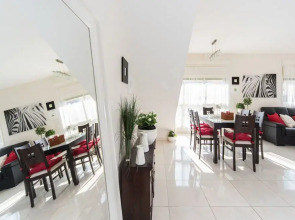 Spacious Duplex with Terrace 3-min From the Beach