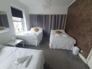 LARGE HOUSE, sleeps 16! Private garden, Free parking!