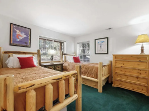 Paradise Pines 3BR Secluded Cabin Minutes in Tahoe Donner!
