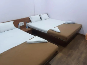 Rajhuns Deluxe Lodging