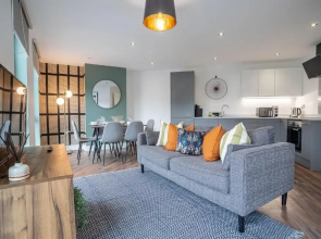 Luxe 3BR Great Central Apartment City View Near Sheffield