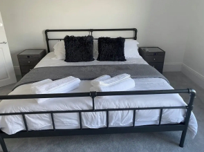 House - Sleeps 14 - Pets Ok - Parking - Garden