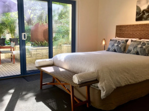 Edge 17 River Cottage & Waterfront Apartment