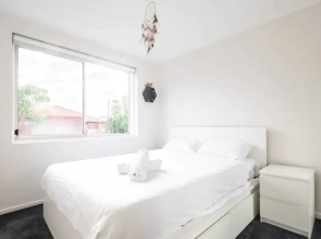 Sunny 1 Bedroom Apartment in St Kilda Near the Beach