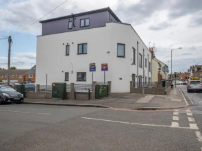 Oxford Rd 2 Bed Serviced Apartment 06 with Parking, Reading