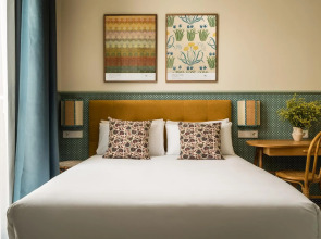 Abril Hotel
