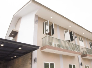 RedDoorz Plus Syariah near Manggarai Station 3