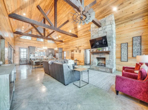 Hot Tub & Game Room: Spacious Cabin in Broken Bow!