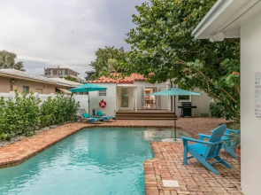 Walk to Beach two Cottages Swimming Pool hot tub Surf and Sand Resldences, Fort Lauderdale