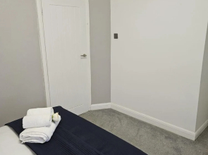 Manchester 2-bed House, Sleeps 4, 20 Min to Centre
