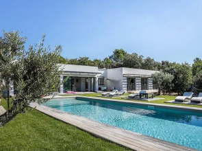Squarebreak - Countryside Villa
