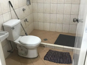 Sam's 2 Bedroom Apartment with Parking