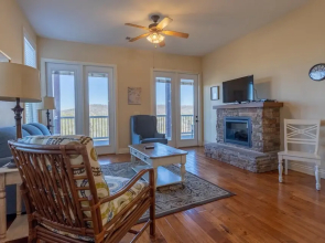 Mountain Breeze 2 Bedroom Condo by Redawning