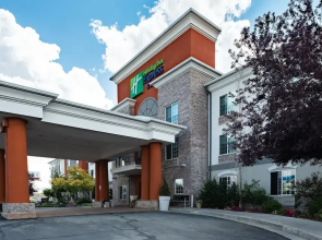 Holiday Inn Express & Suites Evanston