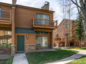 Cedars 18 - Ski-In/Ski-Out Apartment