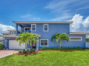 Upscale Private Home 10-min Walk to Canova Beach