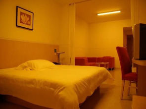 Ji Hotel (Shanghai Hailun Road Metro Station)