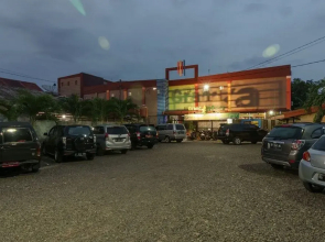 RedDoorz Syariah near Fort Marlborough