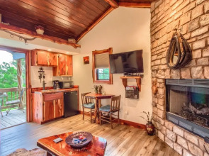 Cedar Bliss Star Studio Bedroom Cabin by Redawning