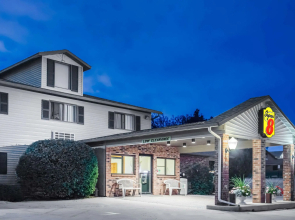 Super 8 by Wyndham Monroe WI