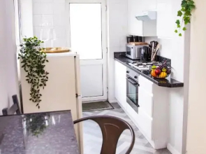 Contractor house, sleeps 5, close to restaurant's and bars, Long stays available, Oveyo Accommodation