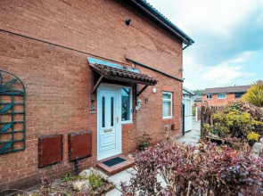 3-bed City Retreat - Sleeps 7, Garden & Parking