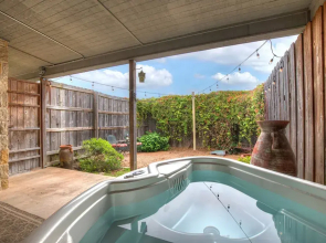 Romantic Private Cabin With Hot tub 10 Mins to Fred!