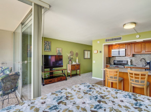1 Mi to Makaha Beach! Resort Escape w/ Pool Access