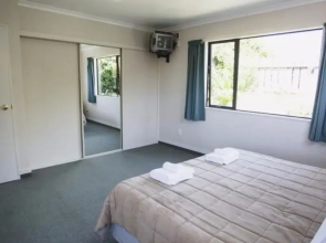 Apollo Lodge and Apartment