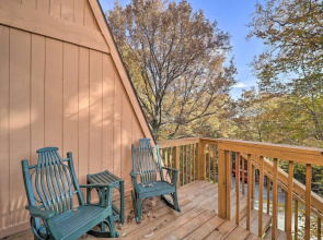 < 1 Mi to Beech Mtn Ski! Condo w/ Hot Tub Access