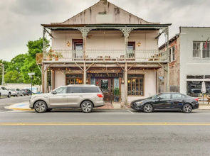 Charming Louisiana Getaway w/ Furnished Balcony!